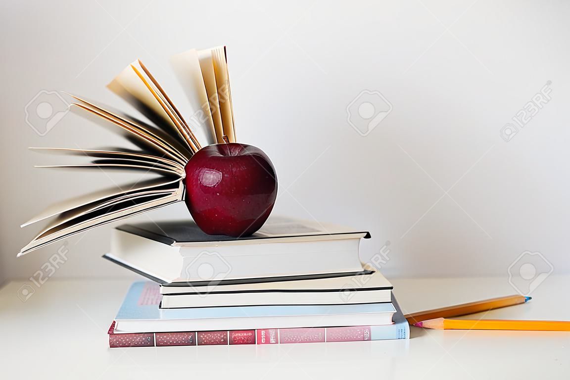 Apple et livres isolés sur un fond blanc