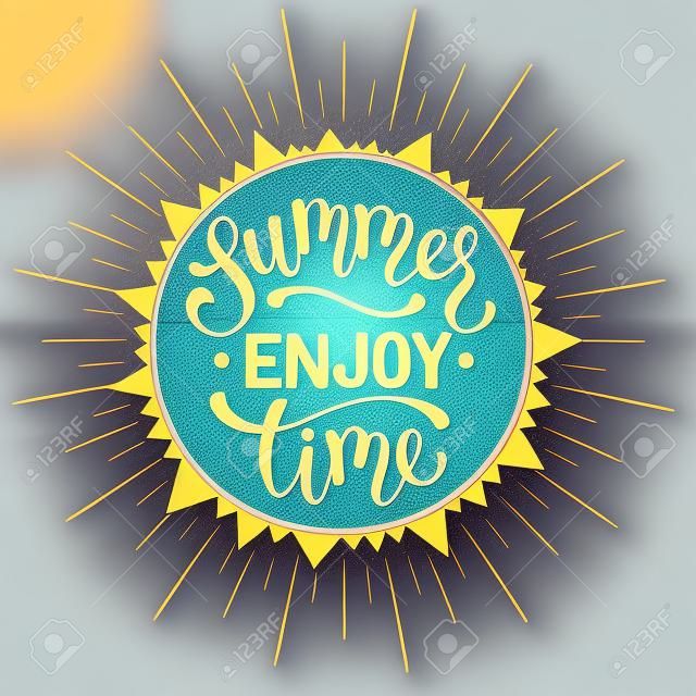 여름 시간 문구를 즐기십시오. 밝은 여름 시간 글자 디자인. 여름 인사말 카드 개념을 즐길 수 있습니다.