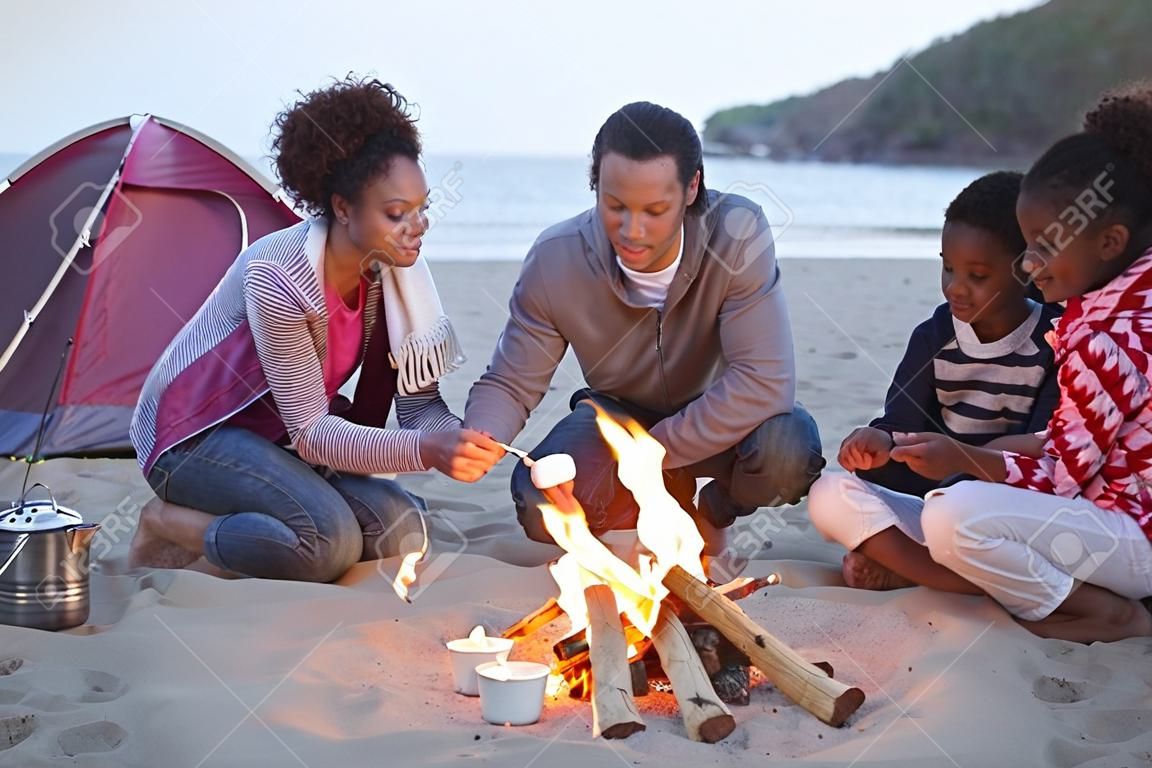 해변과 토스트 마시맬로에 가족 캠핑