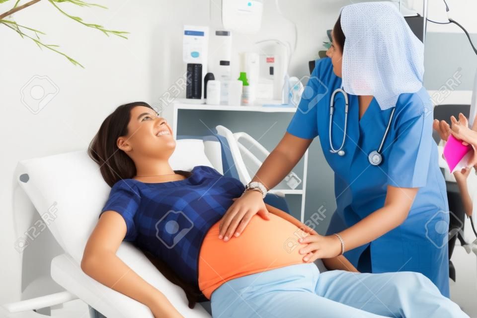 Joven mujer embarazada está consultando médica