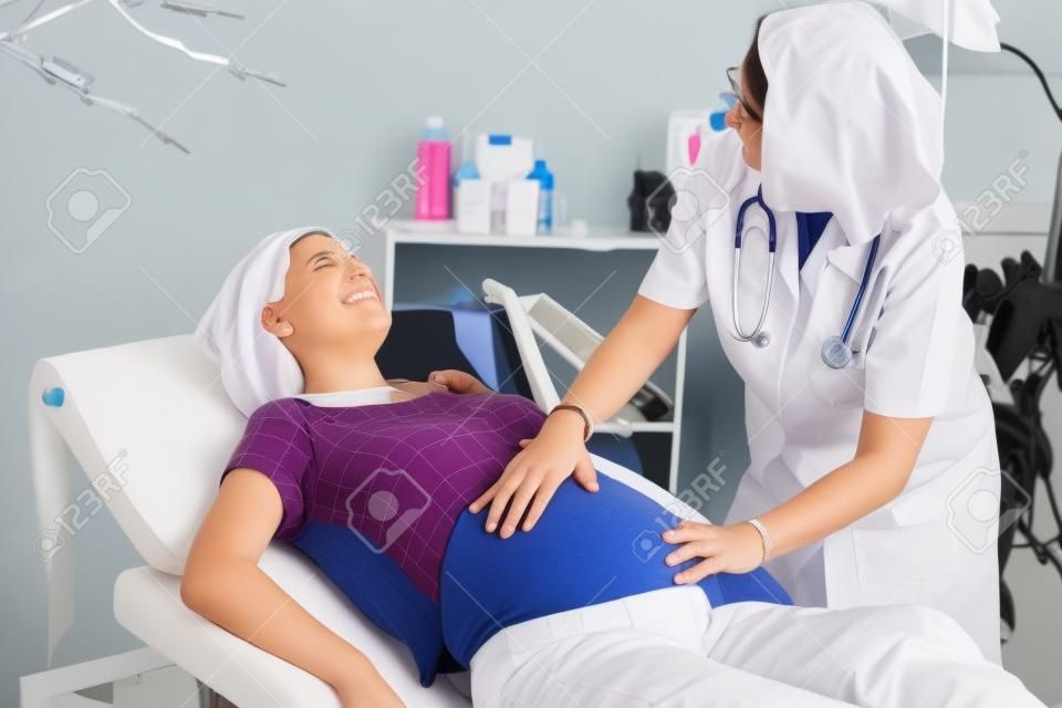 젊은 임신 한 여자는 의료 상담을하고