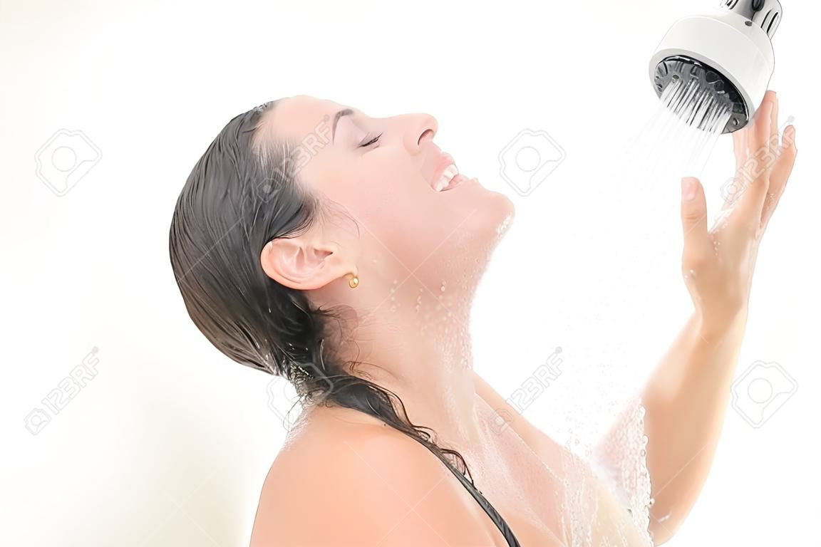 Donna che cattura un acquazzone godendo spruzzi d'acqua su di lei
