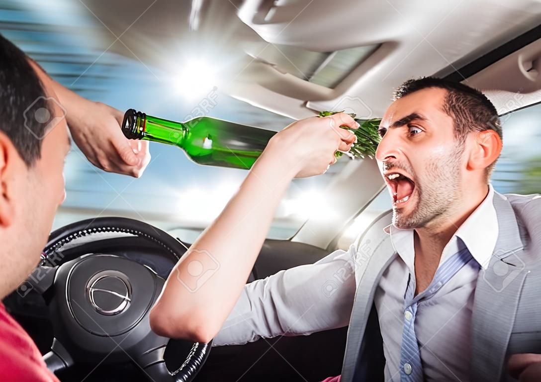 Coppia guida ubriaco con l'auto. concetto su cattivi comportamenti sulla strada durante la guida