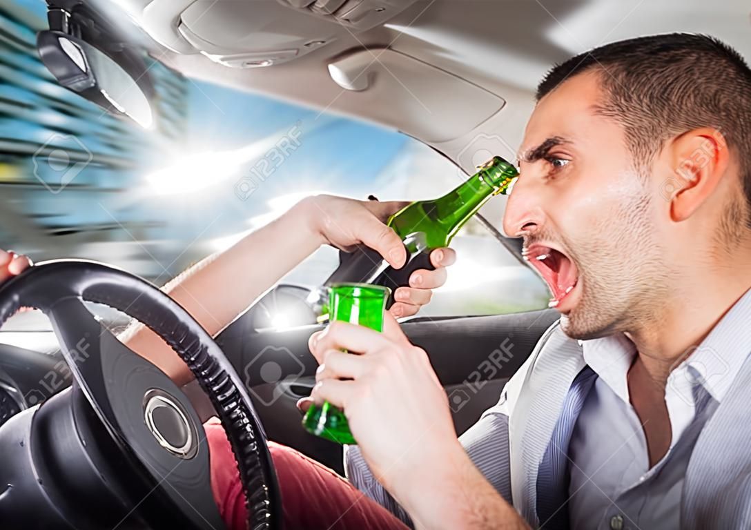 Paar rijden dronken met de auto. concept over slecht gedrag op straat tijdens het rijden