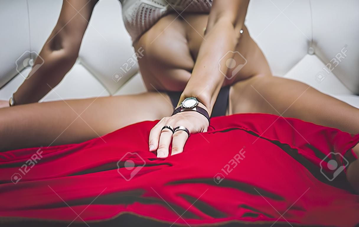 Femme touche. Gros plan sur la main de la femme à l'intérieur des culottes