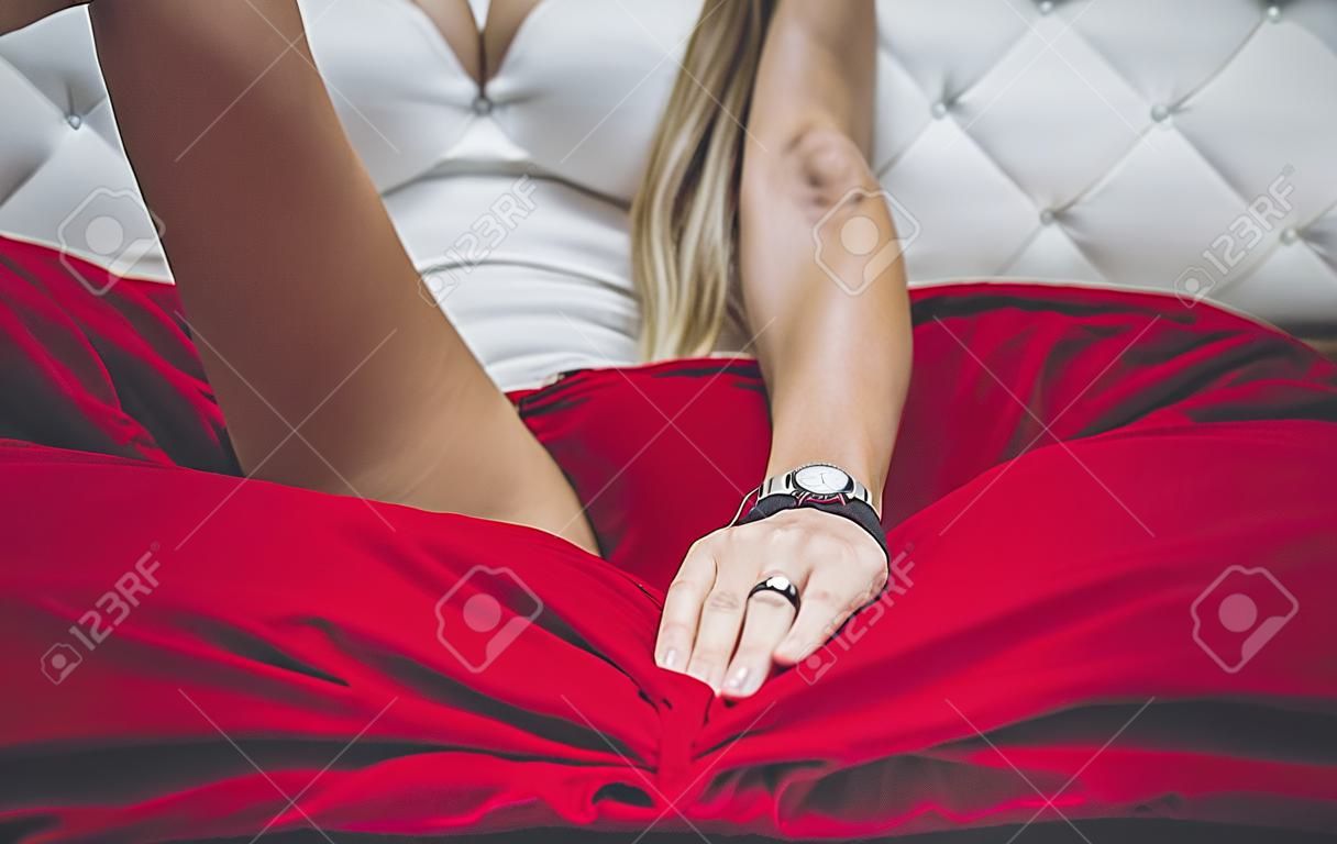Femme touche. Gros plan sur la main de la femme à l'intérieur des culottes