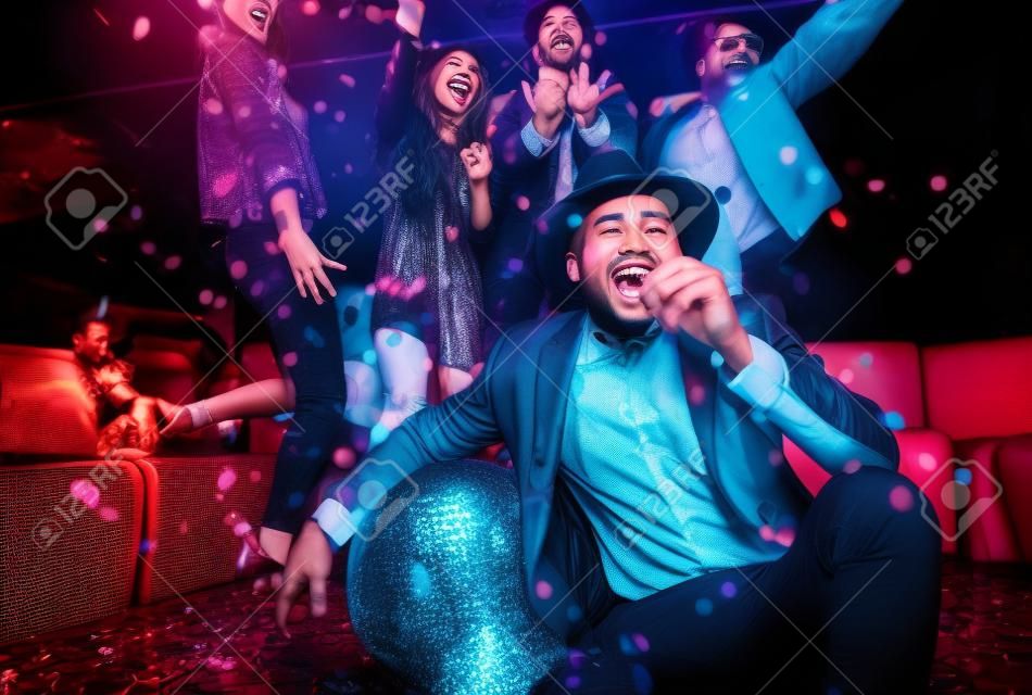 Grupo multi-étnico de amigos que celebram em uma boate - Clubbers que têm a festa