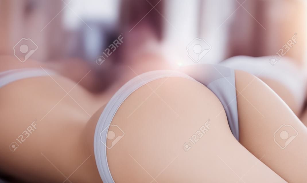 Femme fesse vue en position couchée dans son lit