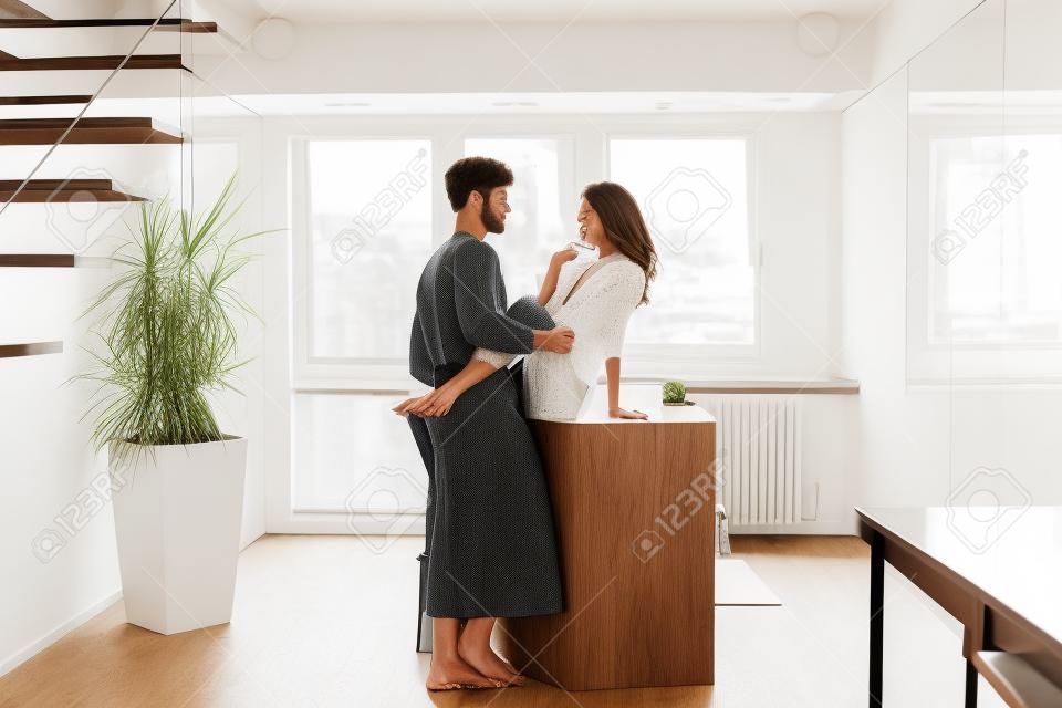 Красивая пара в роскошном лофте - парень и девушка в повседневной жизни дома
