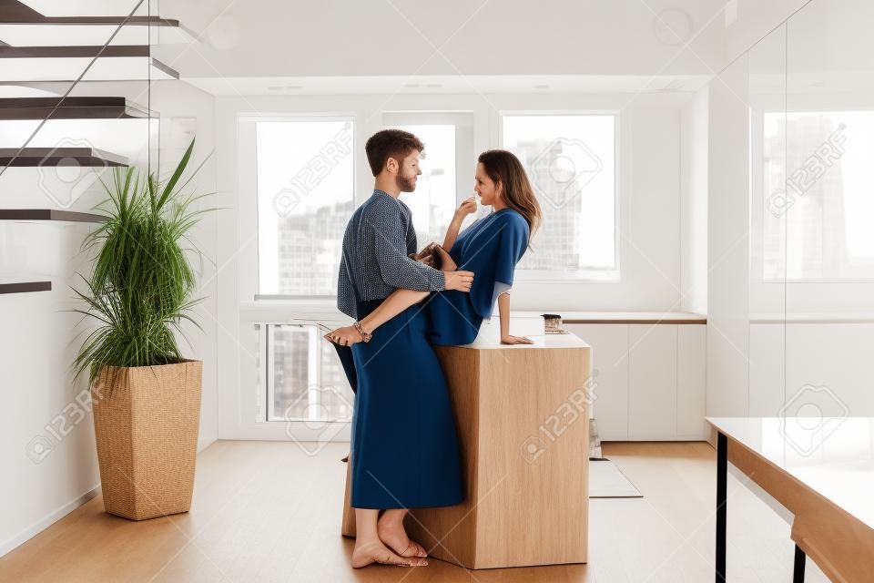 Красивая пара в роскошном лофте - парень и девушка в повседневной жизни дома