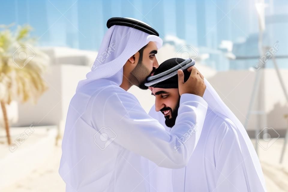 Groep van Arabische zakenlieden met Kandura bijeenkomst buiten in de VAE - Midden-Oosten mannen in Dubai