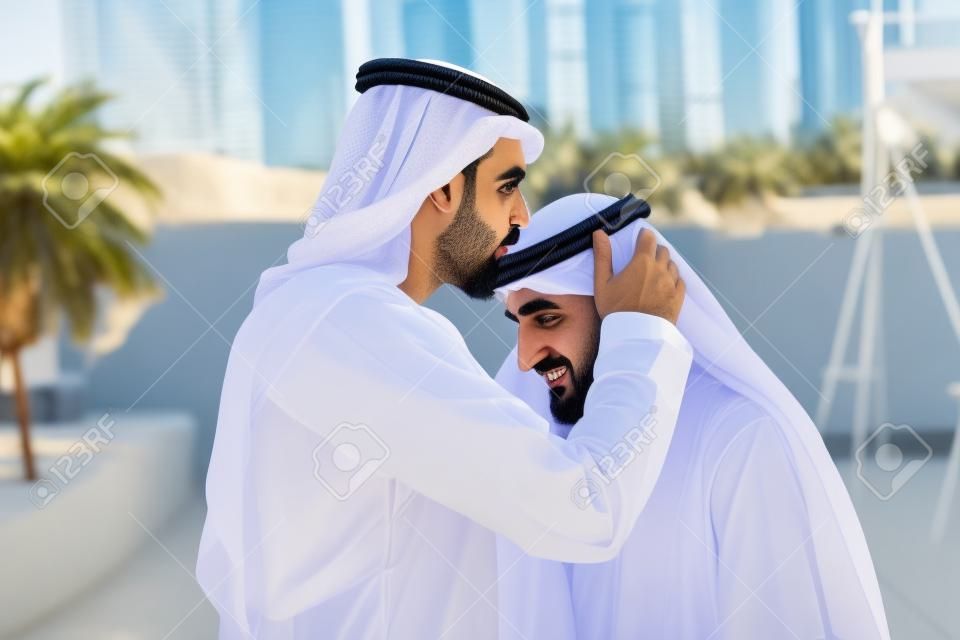 Groep van Arabische zakenlieden met Kandura bijeenkomst buiten in de VAE - Midden-Oosten mannen in Dubai