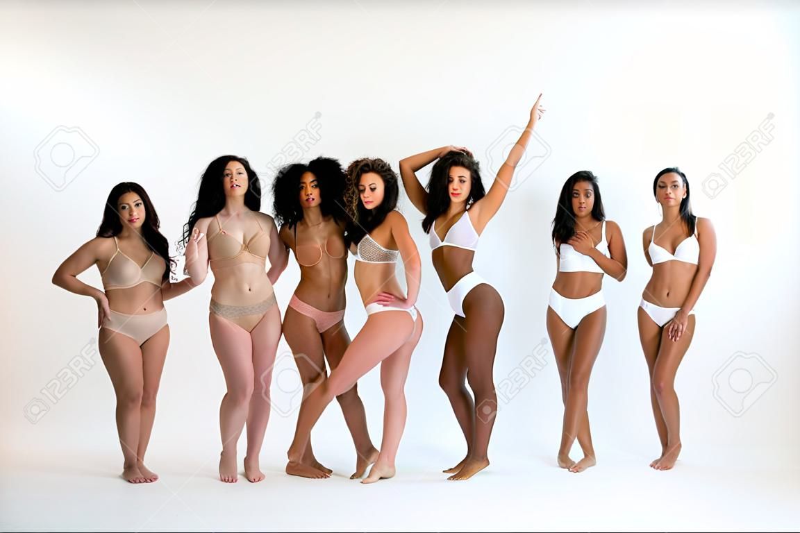 Groupe multiethnique de belles femmes posant en sous-vêtements dans un studio de beauté - Mannequins multiculturels montrant leurs beaux corps tels qu'ils sont, concepts sur la beauté, l'acceptation et la diversité