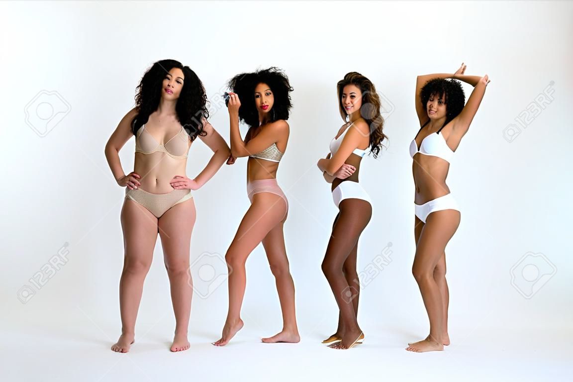 Groupe multiethnique de belles femmes posant en sous-vêtements dans un studio de beauté - Mannequins multiculturels montrant leurs beaux corps tels qu'ils sont, concepts sur la beauté, l'acceptation et la diversité