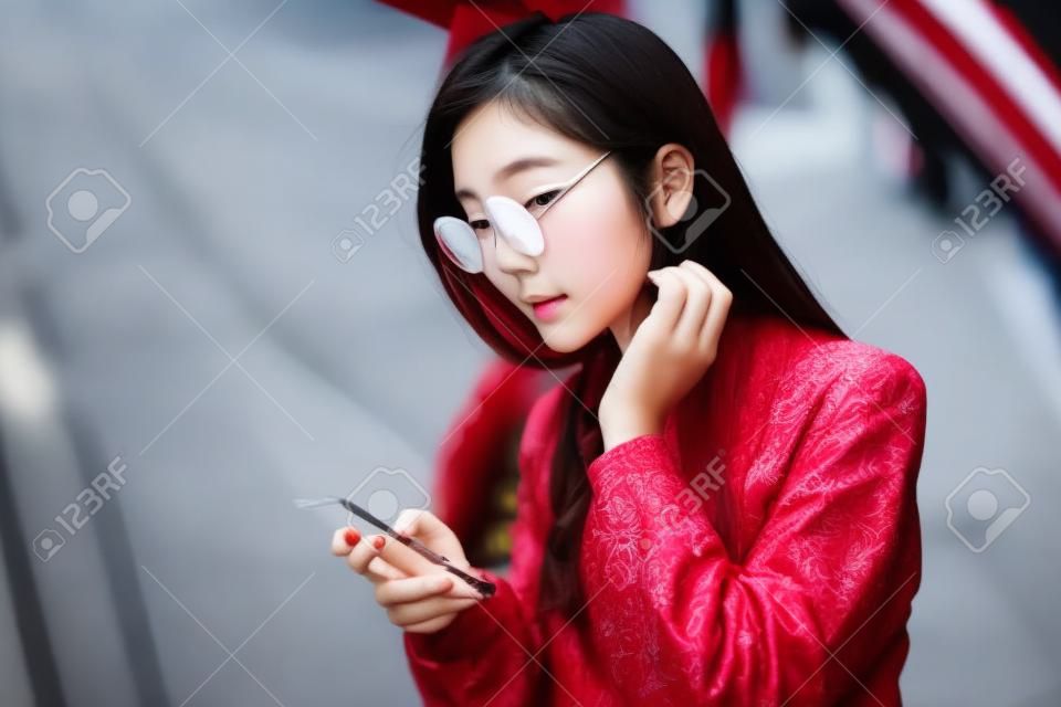Mooie Aziatische japans meisje straat portretten