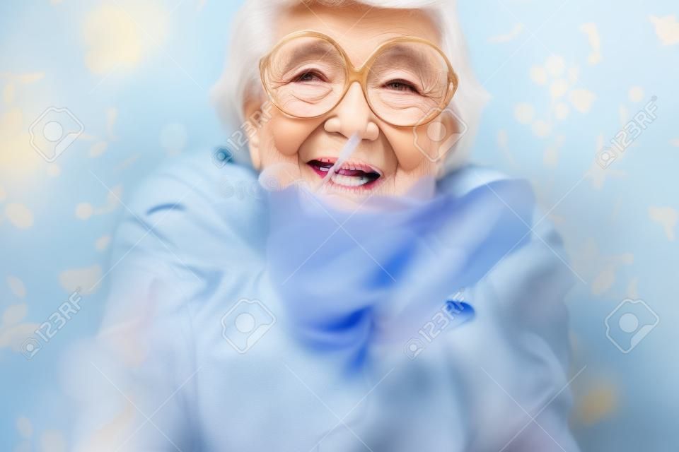 Gelukkige en speelse senior vrouw hebben plezier - Portret van een mooie dame boven de 70 jaar met stijlvolle kleding, concepten over senioren