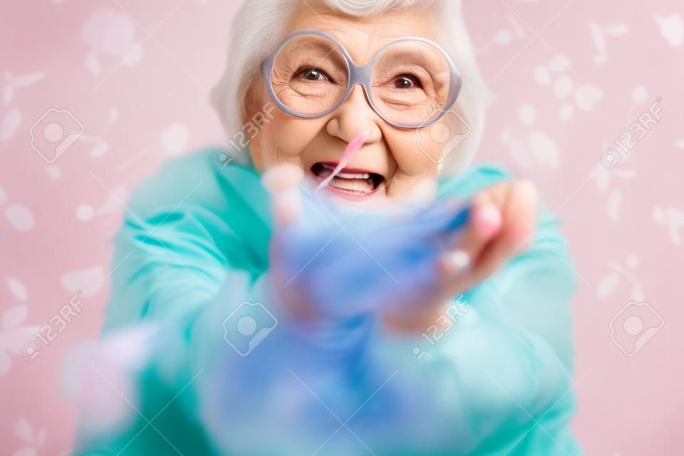 Donna anziana felice e giocosa che si diverte - Ritratto di una bella signora sopra i 70 anni con abiti eleganti, concetti sulle persone anziane