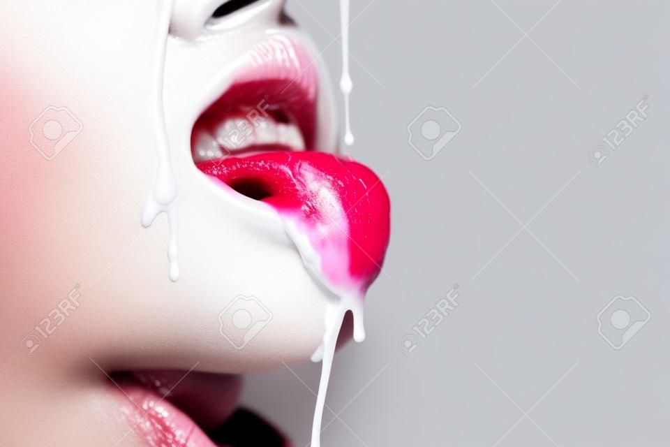 Künstlerisches Bild eines weiblichen Mundes mit weißer Flüssigkeit, die auf ihre Zunge tropft