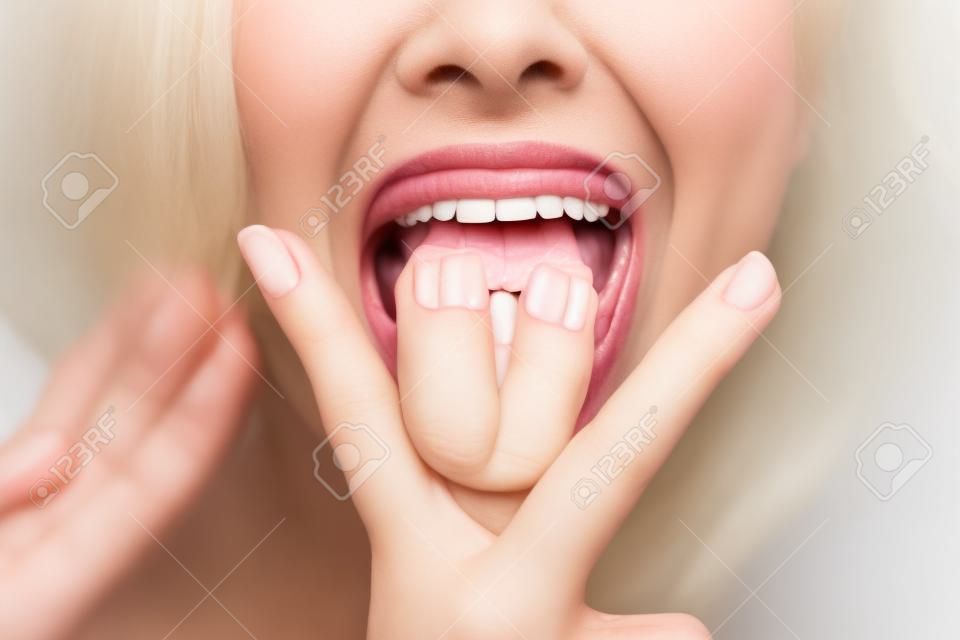 손가락 사이로 혀를 내밀고 있는 여성의 이미지
