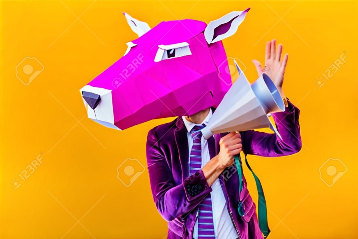 Homme cool portant un masque origami 3d avec des vêtements colorés élégants - Concept créatif pour la publicité, masque de tête d'animal faisant des choses drôles sur fond coloré