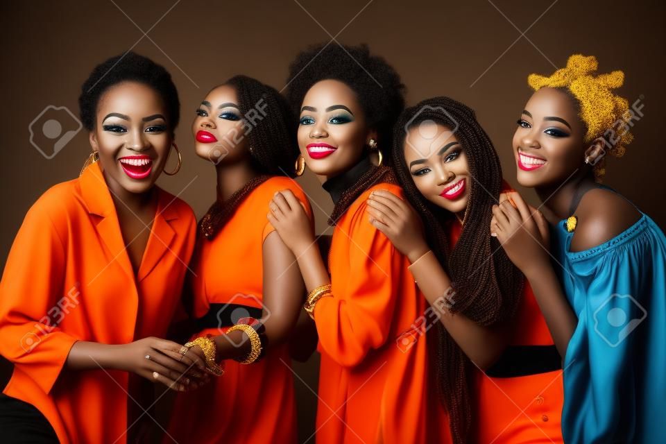 Retrato de belleza de hermosas mujeres negras con ropa colorida y elegante - Mujeres jóvenes bastante africanas posando en el estudio, conceptos sobre belleza, cosmetología y diversidad