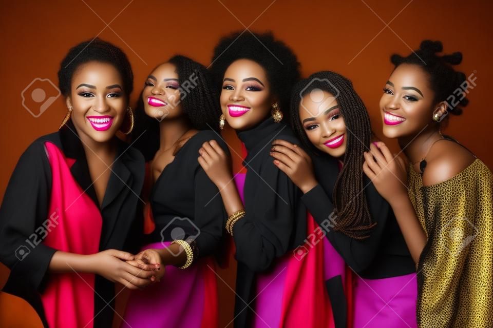 Piękno portret pięknych czarnych kobiet noszących kolorowe stylowe ubrania - ładne afrykańskie młode kobiety pozowanie w studio, koncepcje piękna, kosmetologii i różnorodności