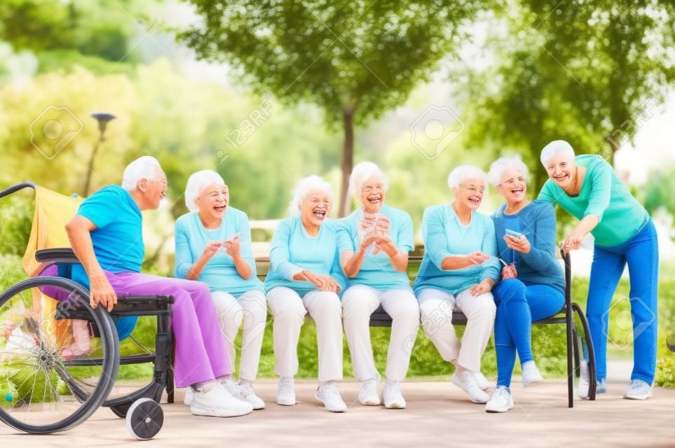 Potete sempre contare sui fratelli per mantenerli motivati. Un gruppo dei  fratelli felici che si danno un alto cinque all'aperto Foto stock - Alamy