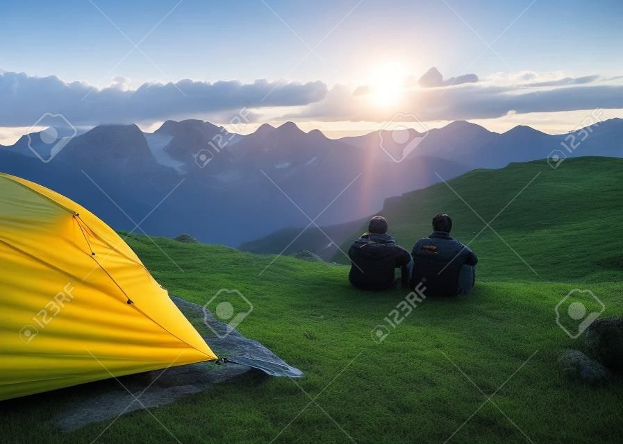 Çölde çift çadır kamp