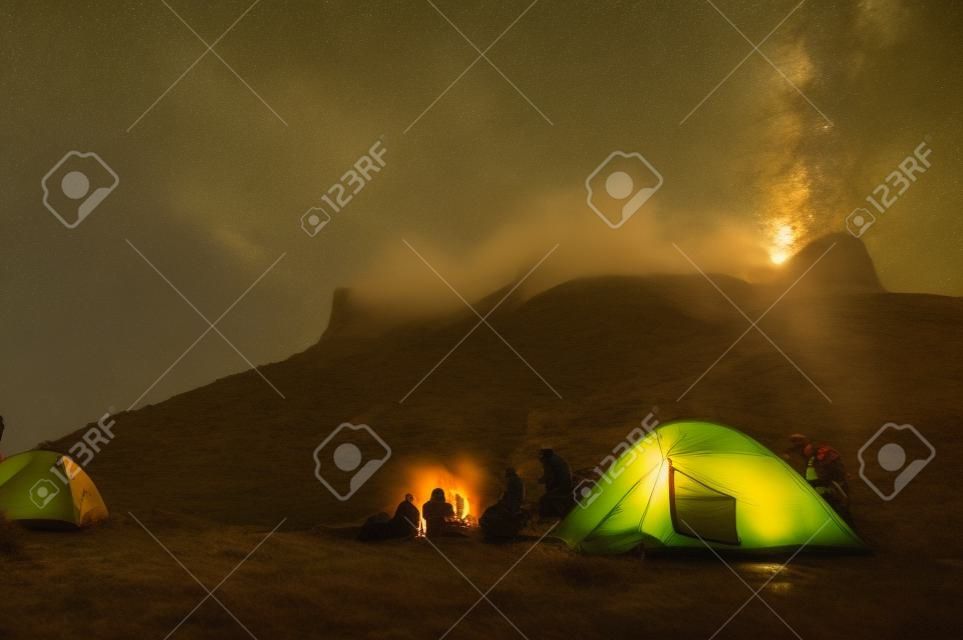 pessoas acampando no deserto