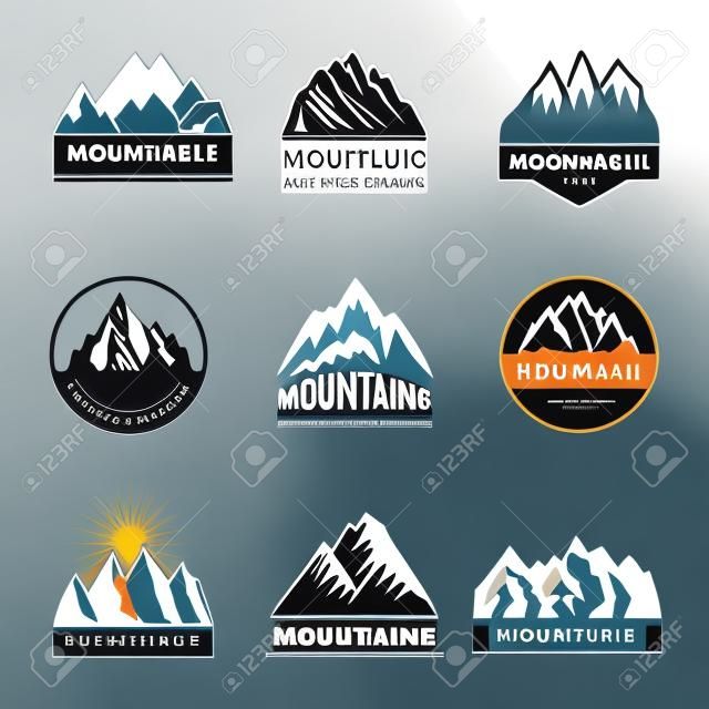 Set di etichette con diverse illustrazioni di montagne. Modelli per la progettazione di loghi. Logo dell'emblema della montagna, vettore della bandiera della collina della roccia