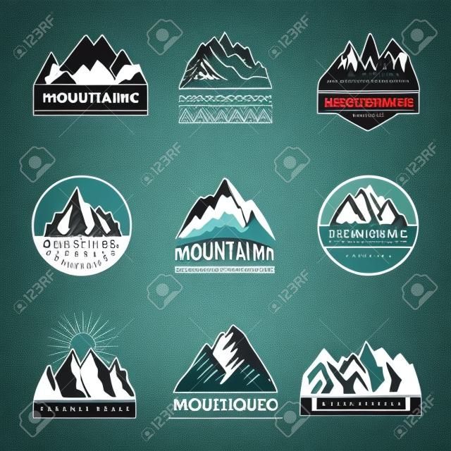 Set di etichette con diverse illustrazioni di montagne. Modelli per la progettazione di loghi. Logo dell'emblema della montagna, vettore della bandiera della collina della roccia
