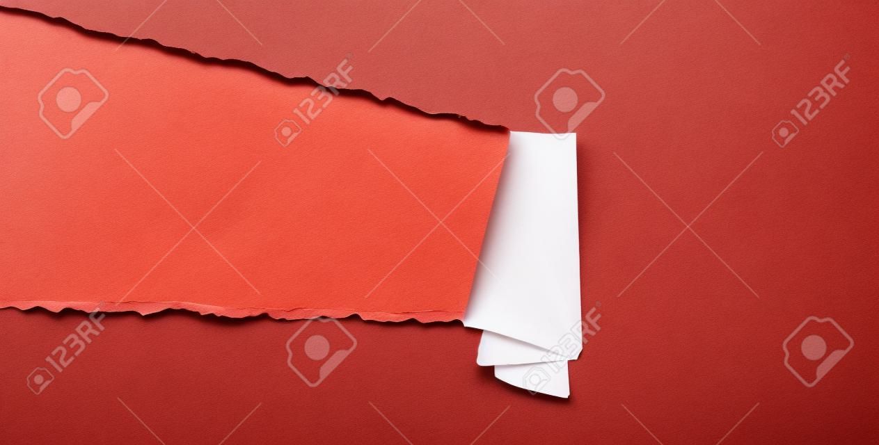紅色撕開紙，紙張捲曲和空間文本
