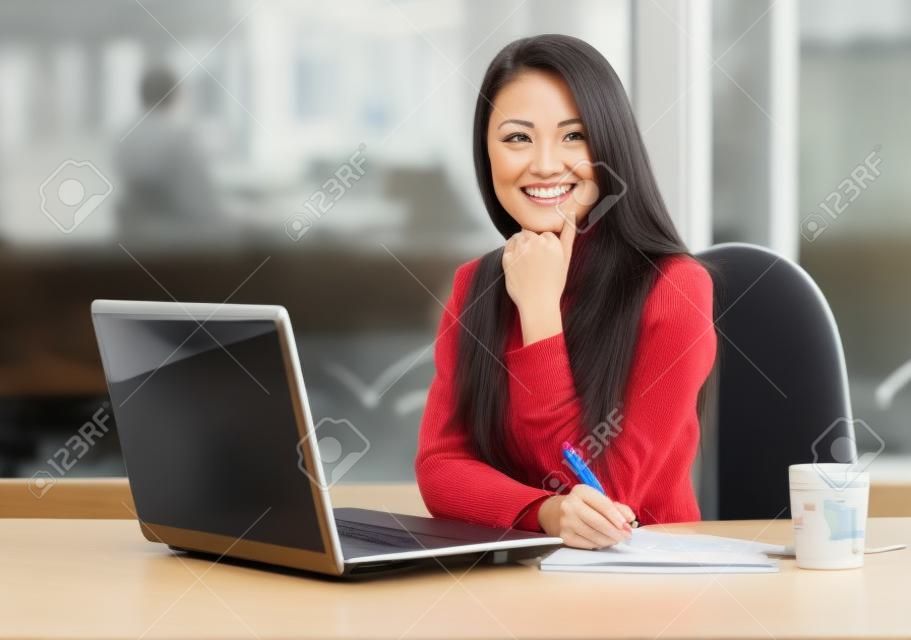 Donna d'affari di lavoro sul computer portatile in ufficio