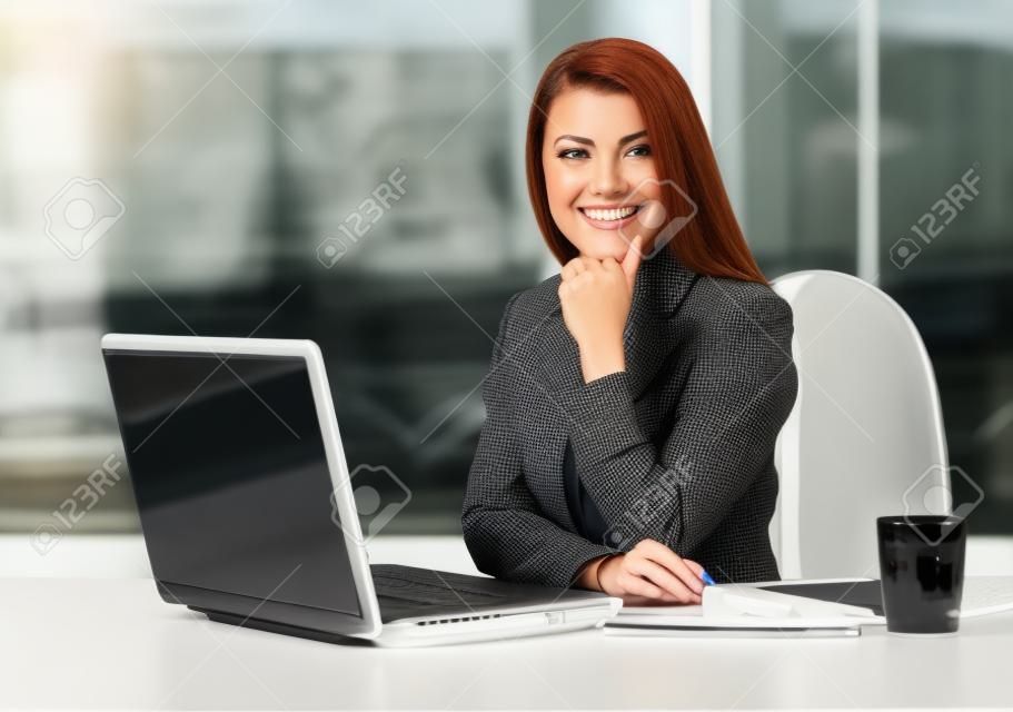 Donna d'affari di lavoro sul computer portatile in ufficio