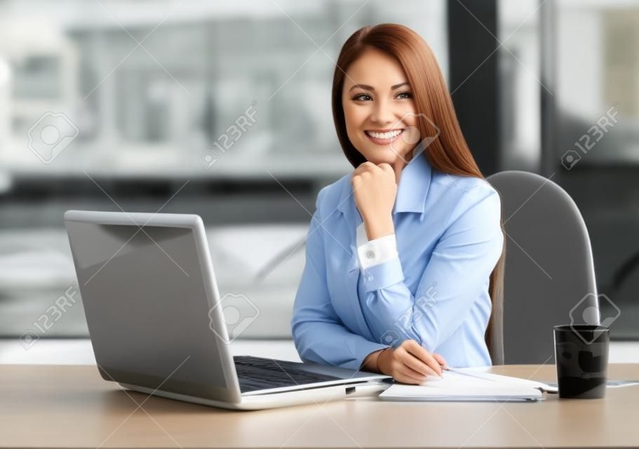 사무실에서 노트북 컴퓨터에서 작동하는 비즈니스 여자