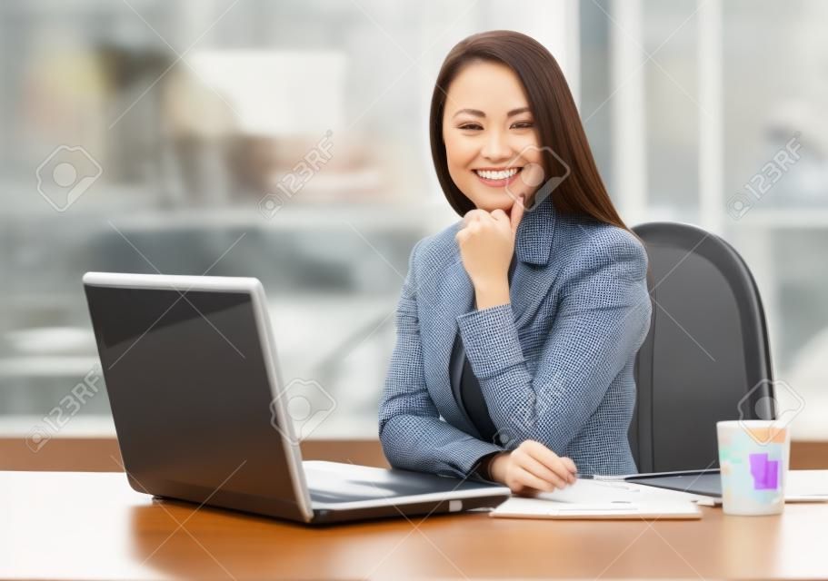 Business-Frau arbeitet an Laptop-Computer im Büro