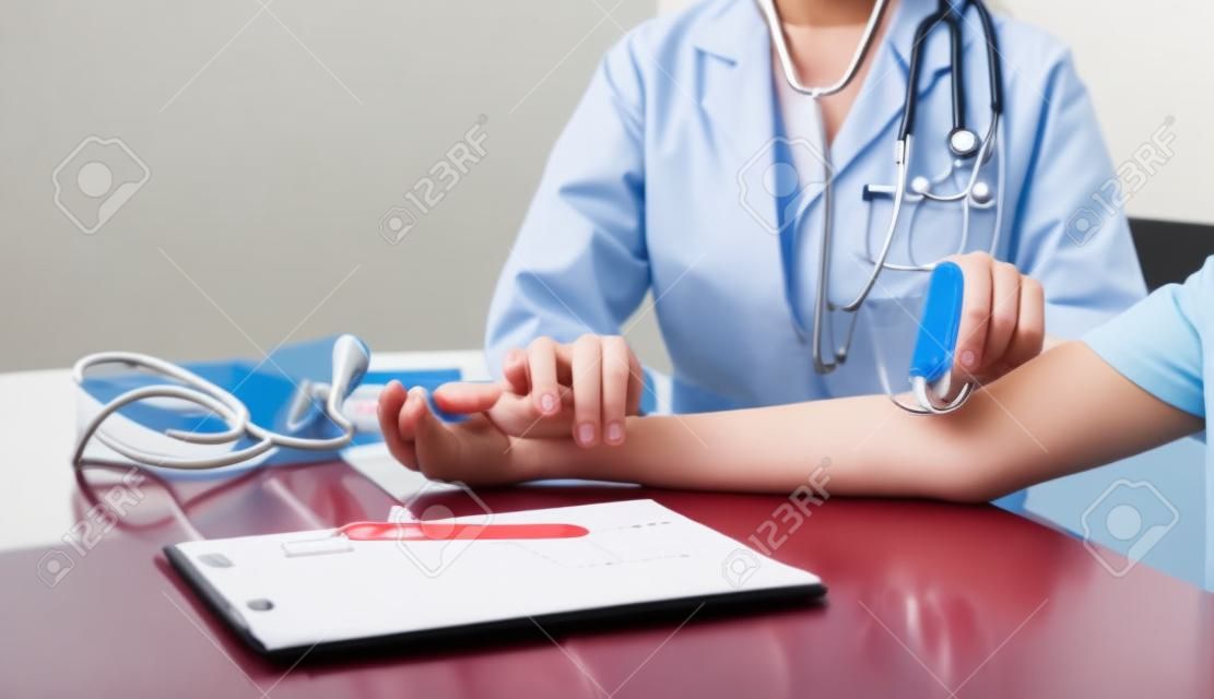 여의사는 혈압을 측정했고, 환자는 심장박동을 검사한 뒤 자리에 앉아 건강관리에 대해 자세히 이야기했다.