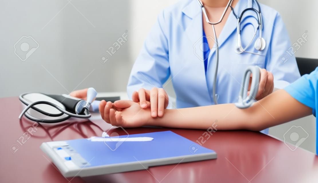 A médica mediu a pressão arterial, a paciente examinou os batimentos cardíacos e sentou-se para falar sobre cuidados de saúde de perto o conceito de cuidados de saúde