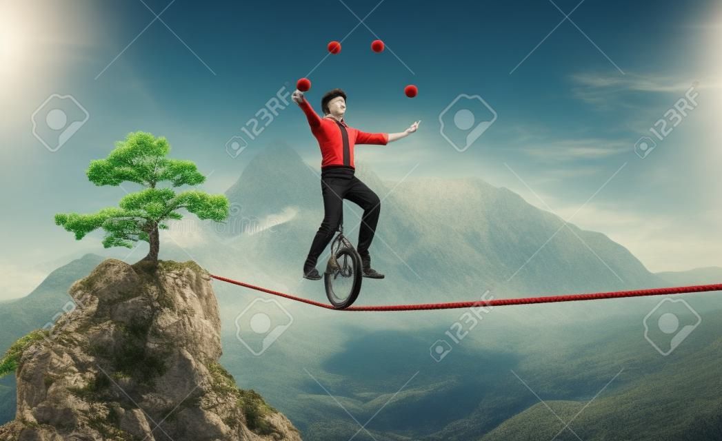 Zsonglőr van egyensúlyozva kötelet kerékpár két hegy között. Ez egy 3D render illusztráció