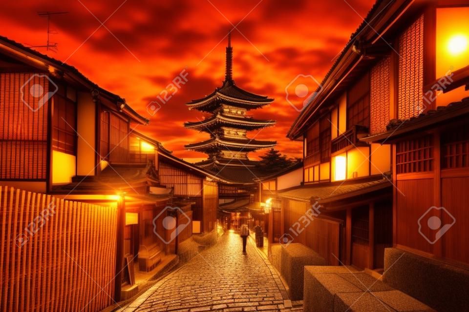 Japonya'da Kyoto antik cadde Yasaka pagoda.