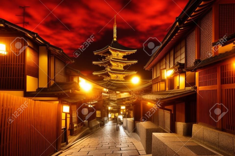 Yasaka pagode com Kyoto antiga rua no Japão.