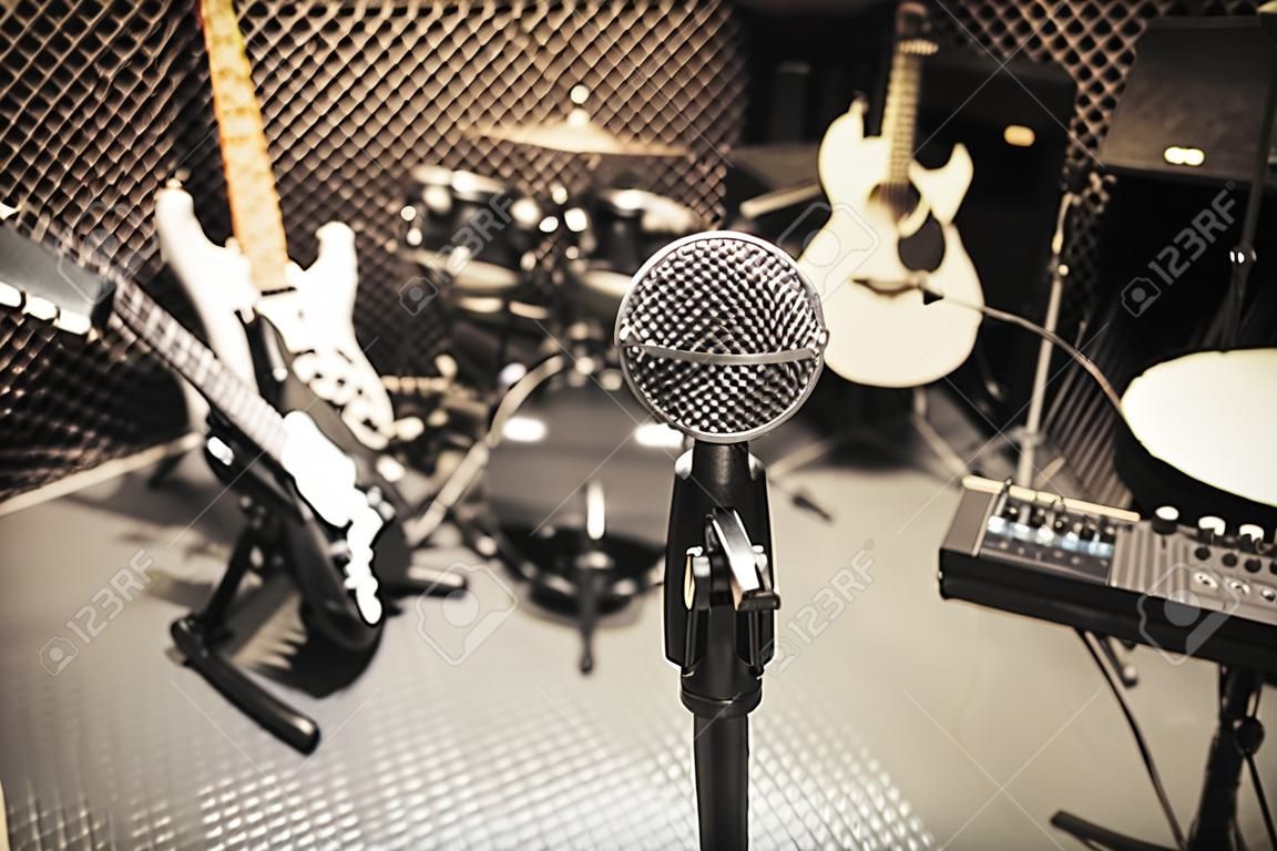 microfone de foco seletivo e desfoque a guitarra do equipamento musical, lyric, fundo do piano de bateria.