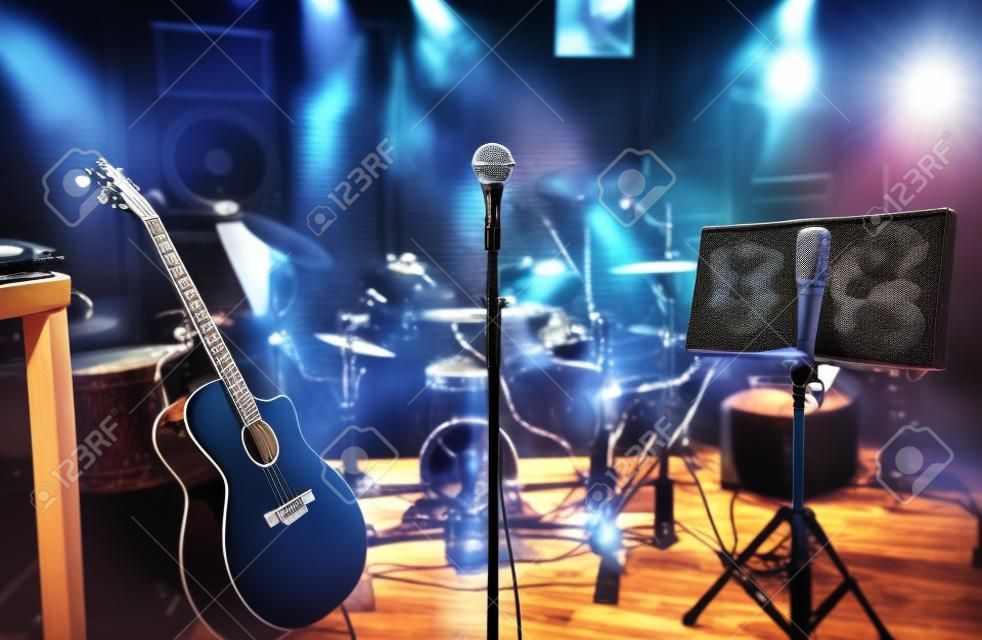 selektiven Fokus des Mikrofons und der musikalischen instument die Gitarre, Texte, Drum, Bass, Lautsprecher, Kopfhörer Hintergrund. Musikproduktion Band-Konzept.