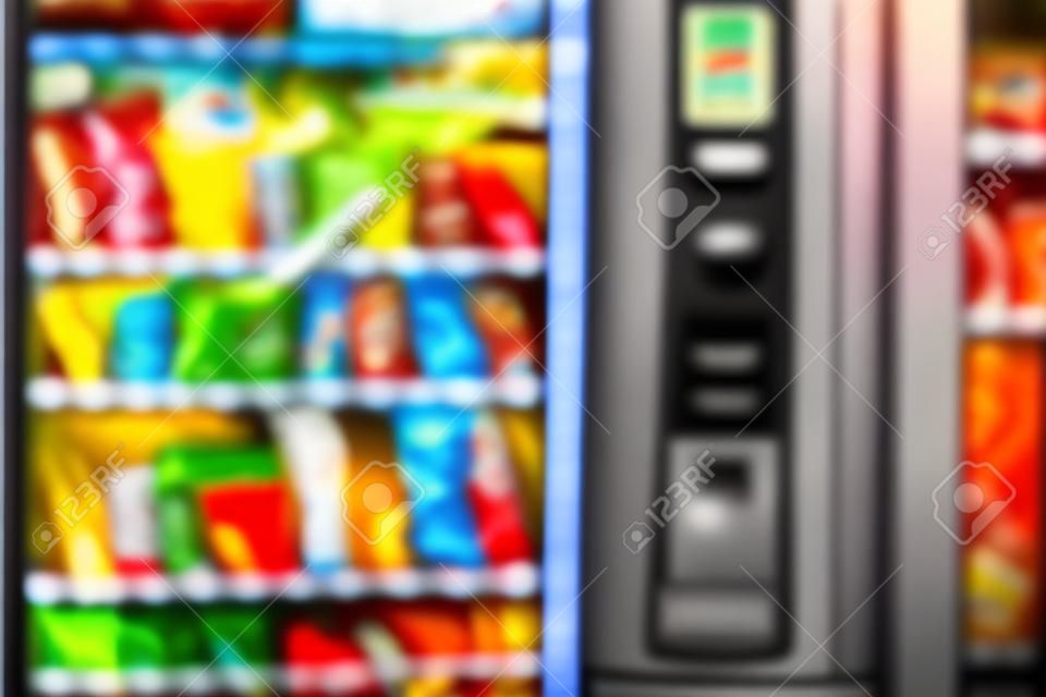 간식이 있는 자판기의 흐릿한 이미지
