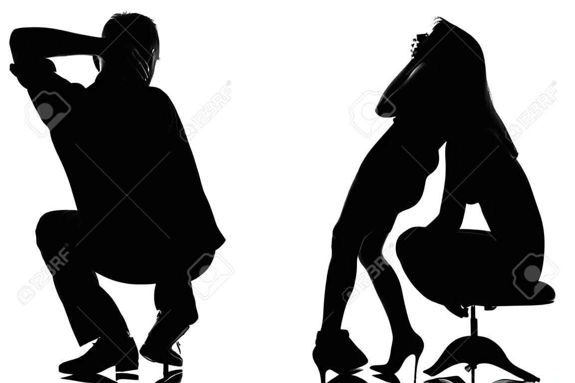 un hombre triste caucásico y mujer agachada de espaldas en el estudio de la silueta sobre fondo blanco