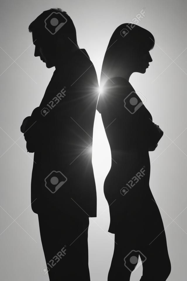 un couple caucasien debout dos à dos l'homme et la femme triste dans le studio silhouette isolé sur fond blanc