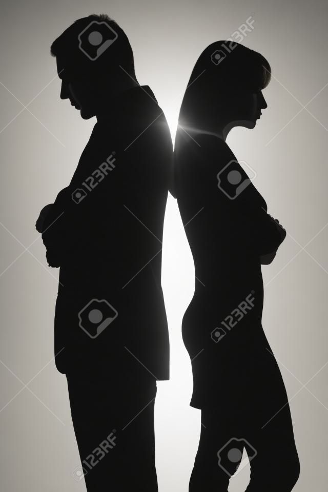 un couple caucasien debout dos à dos l'homme et la femme triste dans le studio silhouette isolé sur fond blanc