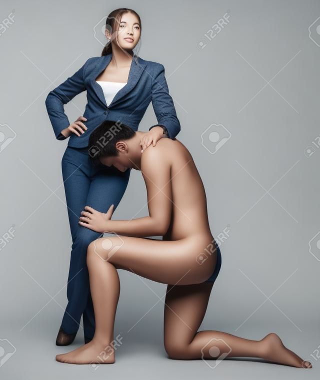 junges Paar mit Mann im Studio isoliert auf grauem Hintergrund