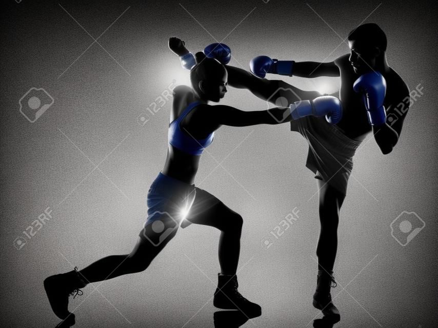 una donna boxer boxing un uomo kickboxing in silhouette isolato su sfondo bianco