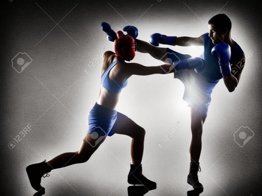 una donna boxer boxing un uomo kickboxing in silhouette isolato su sfondo bianco